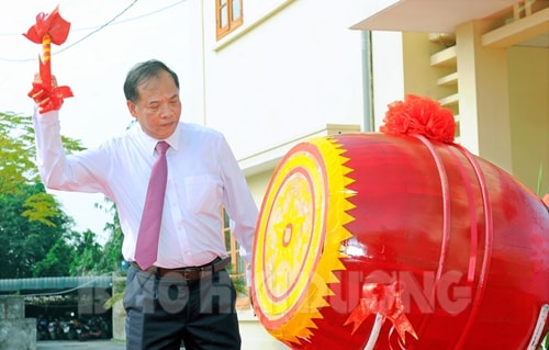 Các đồng chí lãnh đạo tỉnh đánh trống khai giảng năm học mới